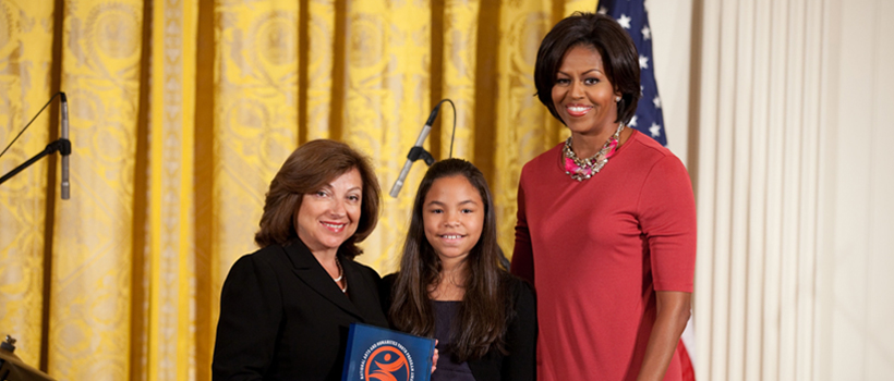 alerta_michelleobama_award_Official-Photo-ALERTA-copy_2010_820x350.jpg