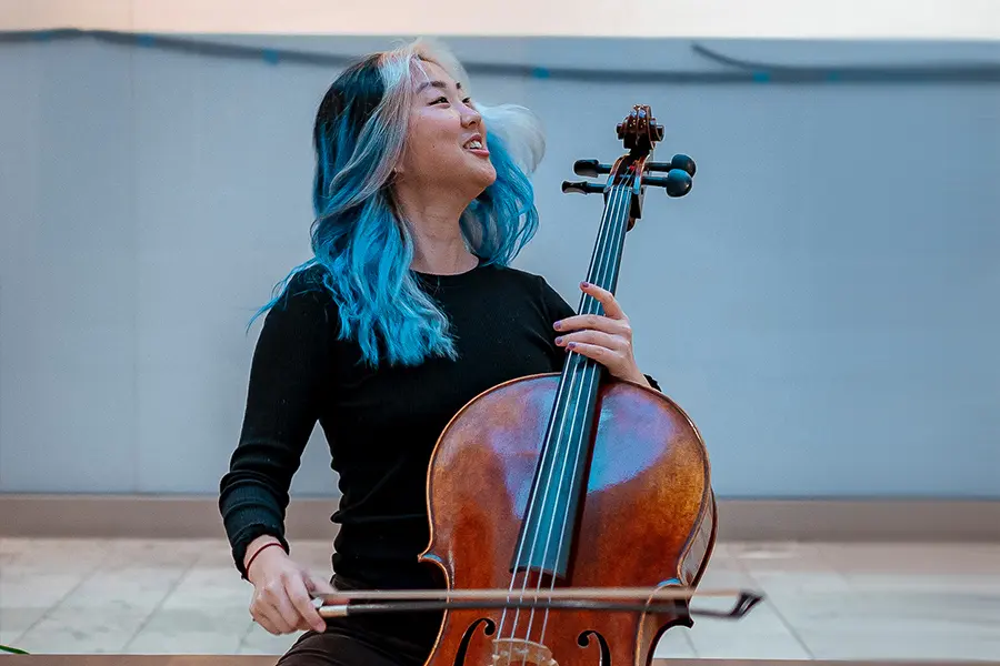 Soonbe Kwon playing cello.