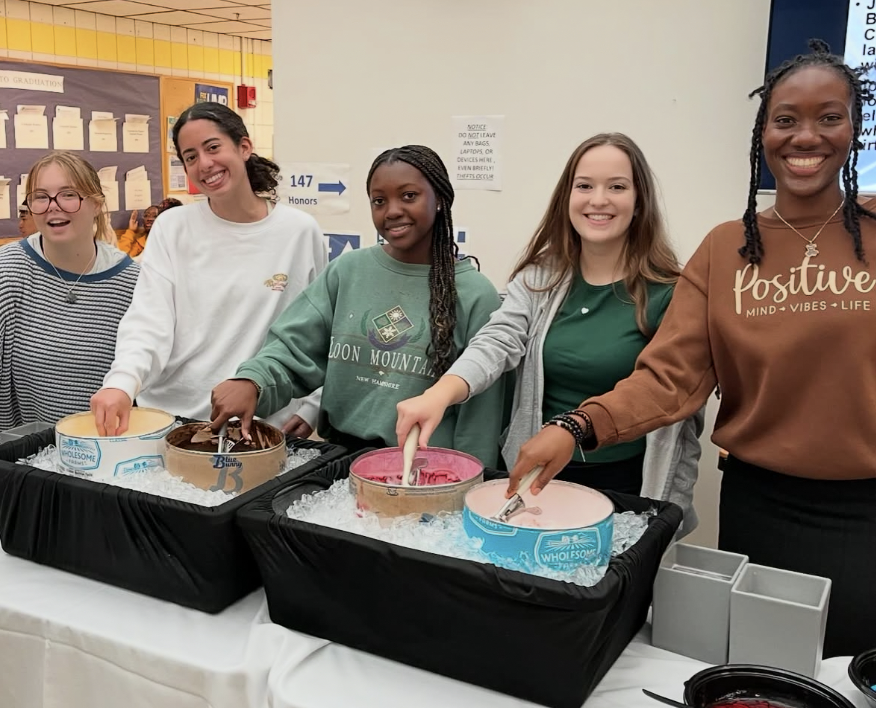 Honors Ambassadors serving ice cream
