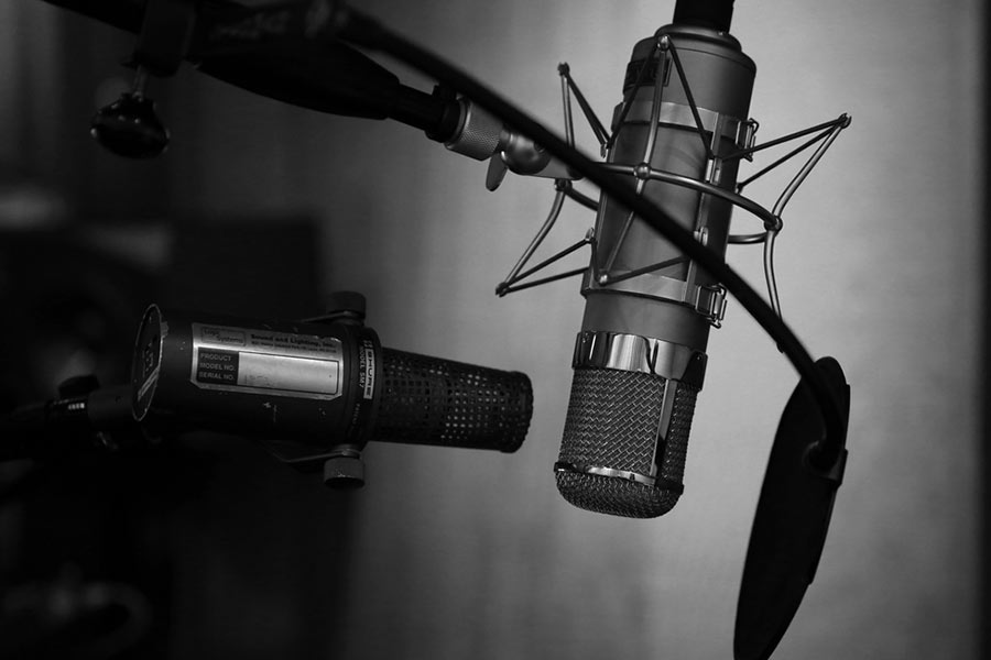 Dynamic microphone in recording studio